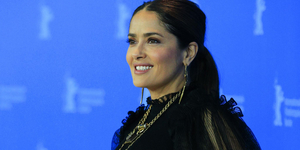 Bikiniben pózol az 59 éves Salma Hayek egy magazin címlapján