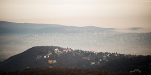 Lassan felszakad a köd, erős szelet kapunk helyette