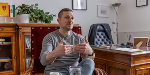 Szemétládázva kérte számon egy nyugdíjas a padot Soproni Tamás polgármesteren, aki csattanós választ adott