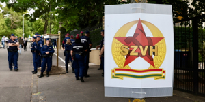 „ÁVH! ÁVH” – skandáltak a Szuverenitásvédelmi Hivatal előtt Hadházyék