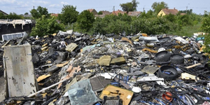 Hulladékhegy nőtt ki egy hevesi kertben illegális autóbontásból