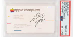Valaki 66,5 milliót fizetett ki Steve Jobs aláírt névjegykártyájáért