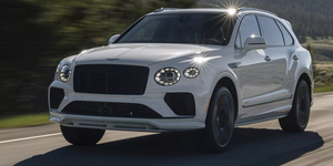Bukta a V12-t, de erősebb V8-at kapott a Bentley legdurvább SUV-ja