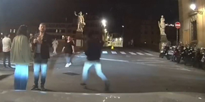 Egy pillanat alatt hős lett az olasz taxis, aki beletaposott a gázba és utolért egy táskatolvajt – videó
