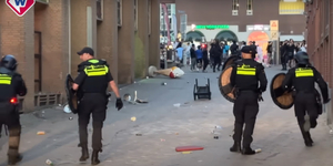 Lovasrendőrökkel oszlatták a zavargó rivális bandákat egy hollandiai üdülőhelyen – videó