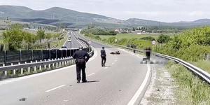 Szalagkorlátnak csapódott és meghalt egy motoros a 21-es főúton