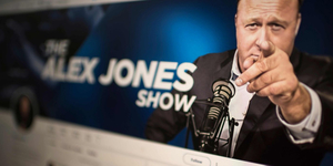 Hiába vette meg a szatirikus lap Alex Jones InfoWars-át, Elon Musk nem adja át a hozzáférést az oldal X-fiókjához