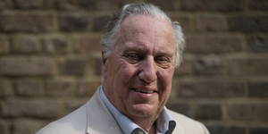 Elhunyt Frederick Forsyth, A Sakál napja szerzője