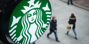 Sztrájkolnak a Starbucks dolgozói Amerikában, mert betiltották a mintás ingeket