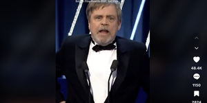 Videón a meghökkentő pillanat, amikor Mark Hamill nadrágja lecsúszott a színpadon 