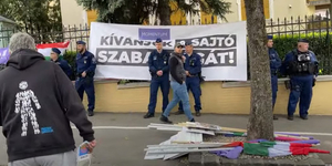 A sajtó szabadságáért tüntetett a Momentum – videó