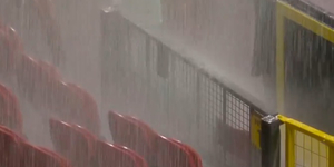 Vízözönszerű eső kapta el az Old Traffordot, még a vendégöltözőt is elárasztotta