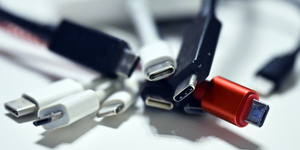 USB-töltőket vizsgált a fogyasztóvédelmi hatóság, majdnem 90 százalékuk nem felelt meg a biztonsági előírásoknak