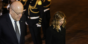 Szórakoztató jelenetet adott elő a libanoni miniszterelnök, amikor véletlenül Giorgia Meloni titkárát ölelgette meg
