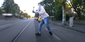 Kalapáccsal a kezében várta be egy taxis a neki beintő biciklist Zuglóban – videó