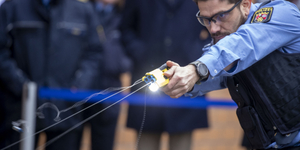 Elektromos sokkoló pisztolyokkal szerelnék fel a német rendőröket