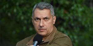 NER-szomszédok, 2. fejezet: János fia nem megy többé a Kincsem Parkba, ha ott lesz a Pride