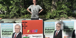 Kovács Gergely felírta a fideszes plakátokra, hogy „Árad a Tisza”, rögtön el is vitték őket az önkormányzat telephelyéről