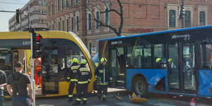 BKK-busszal ütközött, kisiklott a 17-es villamos a Kolosy téren – fotók