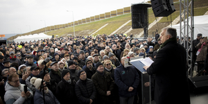 Orbán szerint egy útépítés a példa arra, hogy igaz lesz, amikor azt mondja, következő években „mindannyian léphetünk, nem egyet, hanem akár kettőt is előre”