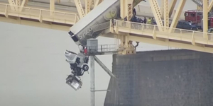 Fedélzeti kamerás videón a baleset, ami után harminc méter magas hídról lógott le egy kamion