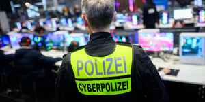 Az már jól mutatja, hogy baj van, amikor bűnözők átvehetik az uralmat egy 100 kilós robotkar fölött