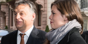 Rajtakapták Orbán Sárát, ahogy egy NER-milliárdossal kiszáll egy, a Maldív-szigetekről érkezett magángépből