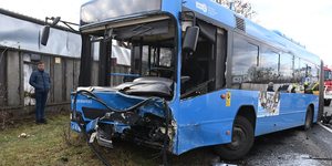 Frontálisan ütközött egy autó és egy BKK-busz Kőbányán – fotók