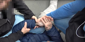 A Nyugati peronján csapott le a TEK egy antiszemita bűncselekménnyel gyanúsított német fegyverkereskedőre – videó