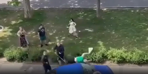 Videón, ahogy szándékosan elgázolnak két embert Pécsen