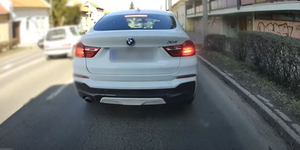 Büntetőfékezgetésbe kezdett a városi busz előtt a megsértődött BMW-s – videó