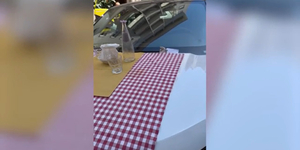 Viccesen figyelmeztették a járdára parkoló terepjáró tulajdonosát egy római étteremnél