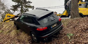 Két autómentő emelte ki a gödi Feneketlen-tónál landoló Porschét – videó