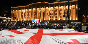 Hiába az elnöki vétó: a georgiai parlament megszavazta a külföldi ügynök törvényt