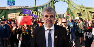 „Vonják vissza a technofasiszta törvényt!” - a Fővám téren tüntetett Hadházy Ákos, majd az emberekkel elindult a Szuverenitásvédelmi Hivatalhoz