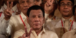 Duterte pénteken áll először bíróság elé Hágában