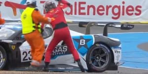 Elborult a pilóta agya: nekiesett ellenfelének az egyik versenyző a Le Mans-i hétvégén