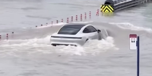 Már nemcsak Teslákkal, de elektromos Porschékkal is próbálkoznak víz alatt közlekedni – videó