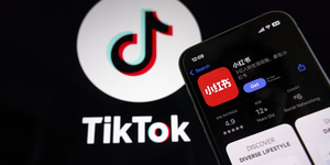 TikTok-háború: a legfelsőbb bíróság betiltja, Trump mentené, közben az amerikai felhasználók már a Vörös könyvecske oldalain borulnak a kínai kémek nyakába