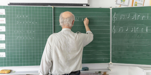 Több mint kétszer annyi 60 éven felüli pedagógus tanít az általános iskolákban, mint 30 alatti
