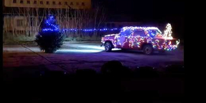 Zsigulival driftelve díszítik a karácsonyfát Jászapátiban – videó