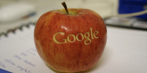 Eskü alatt vallották: mesterségesen bebetonozhatják az iPhone-okba a Google-t
