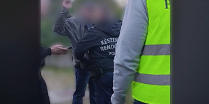 Magát titkos ügynöknek kiadva akart pénzt kicsikarni két férfi egy kiutasítástól tartó külfölditől