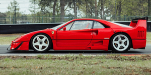 A normál Ferrari F40-nél sokkal durvább verseny verziót kínálnak eladásra