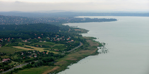 Változtatási tilalmat rendeltek el Balatonalmádiban, egy ablakot sem lehet kicserélni