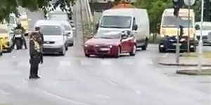 Még a szirénázó mentőt is megállították a türk delegáció miatt – videó