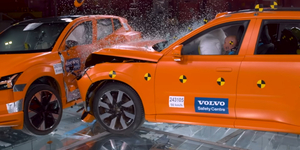 Mi történik, ha egy kisautó és egy hegyomlásnyi SUV ütközik egymással? – videó