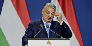 Orbán Viktor két csúcs között, a pad alatt