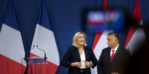 Orbán megérkezett Franciaországba, migránsok által felégetett üzletekkel riogat