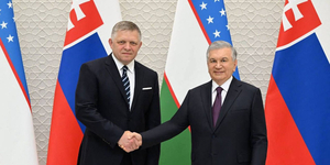 Robert Fico Üzbegisztánban elmélkedett arról, hogy túl sok párt van Szlovákiában, inkább Kína és Vietnám példáját követné